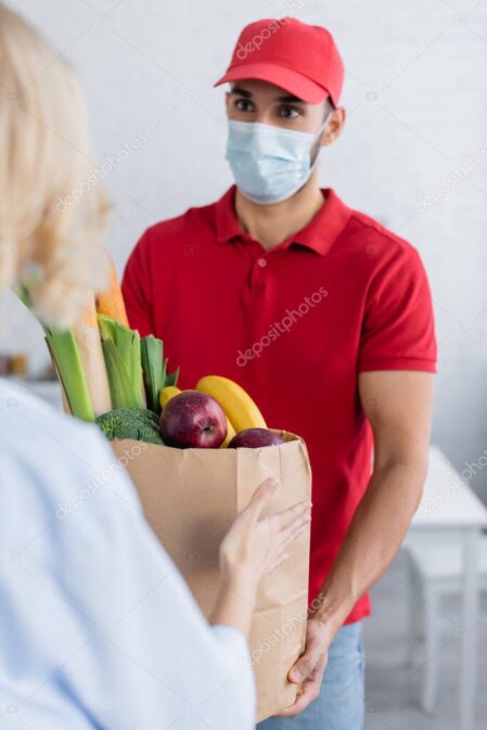 Tecnico che installa un dispositivo medico a domicilio